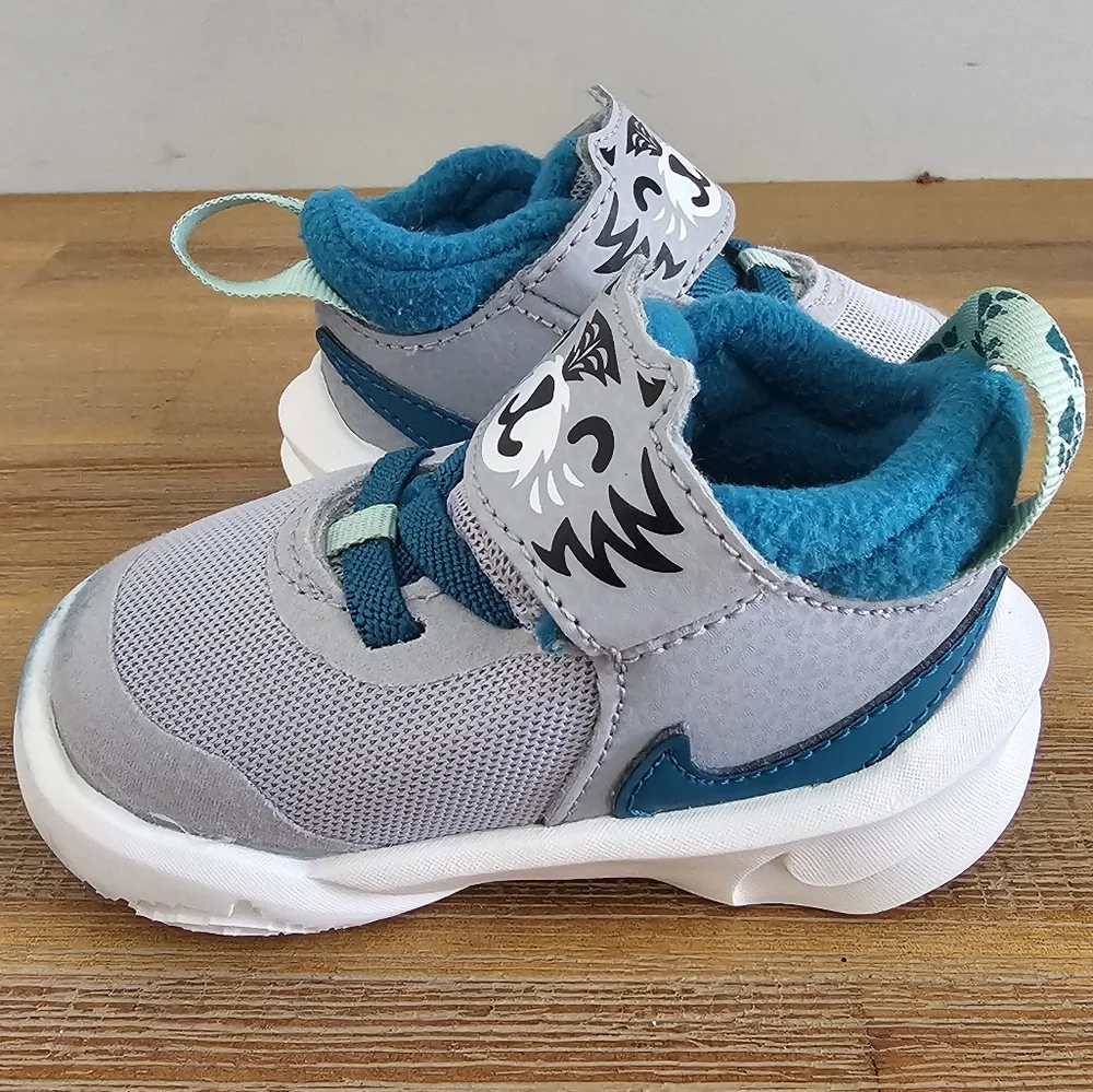 NIKE Team Hustle Lil Wolf Gray Infant Sneakers, Shoes